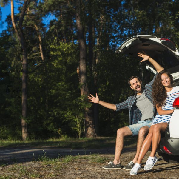 young-couple-car-trip